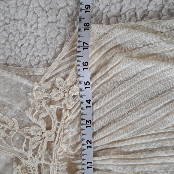 Urban Outiftters Silence & Noise Sleeveless Lace Neck Top Size Md Semi-Sheer - Picture 8 of 9